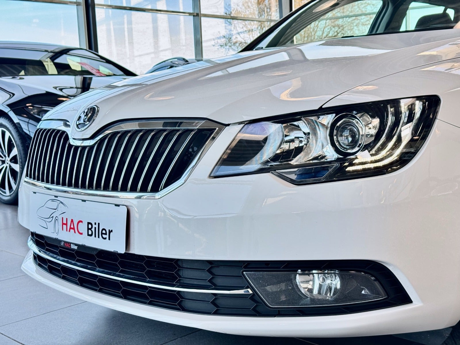 Gul Skoda Superb fra 2015