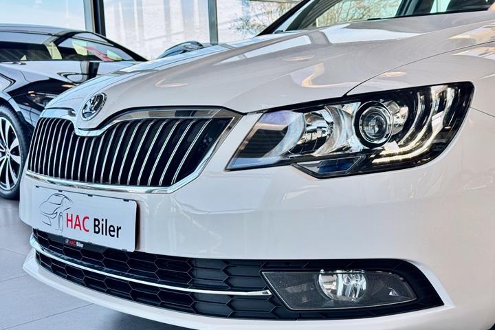 Gul Skoda Superb fra 2015