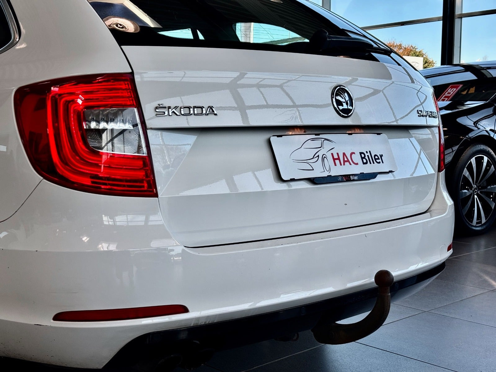 Gul Skoda Superb fra 2015