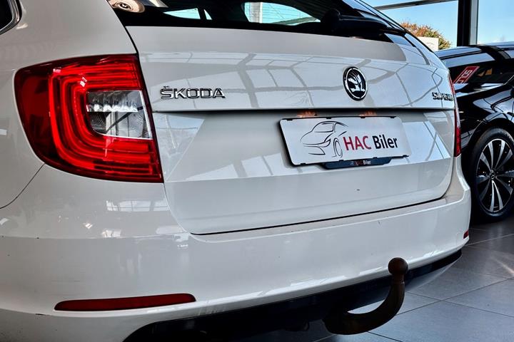 Gul Skoda Superb fra 2015