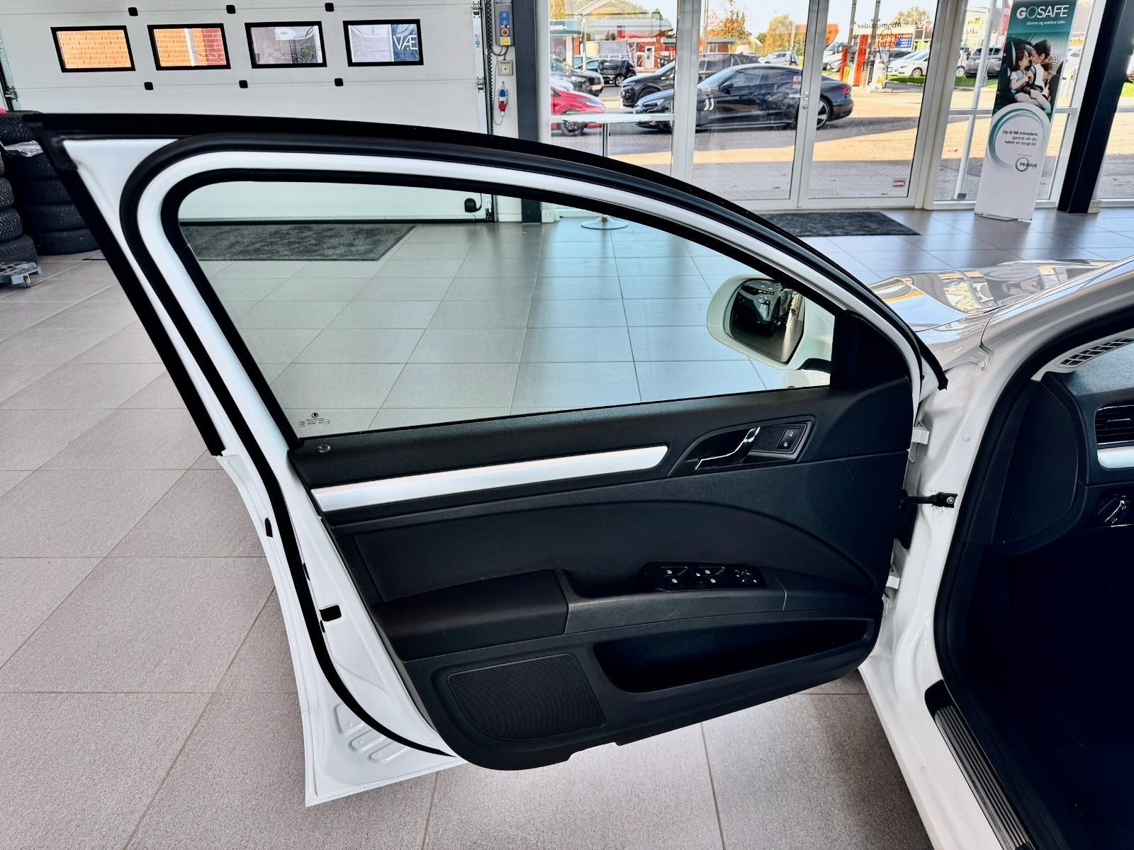 Gul Skoda Superb fra 2015