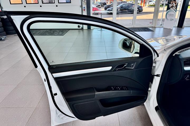 Gul Skoda Superb fra 2015