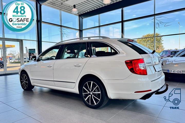 Gul Skoda Superb fra 2015