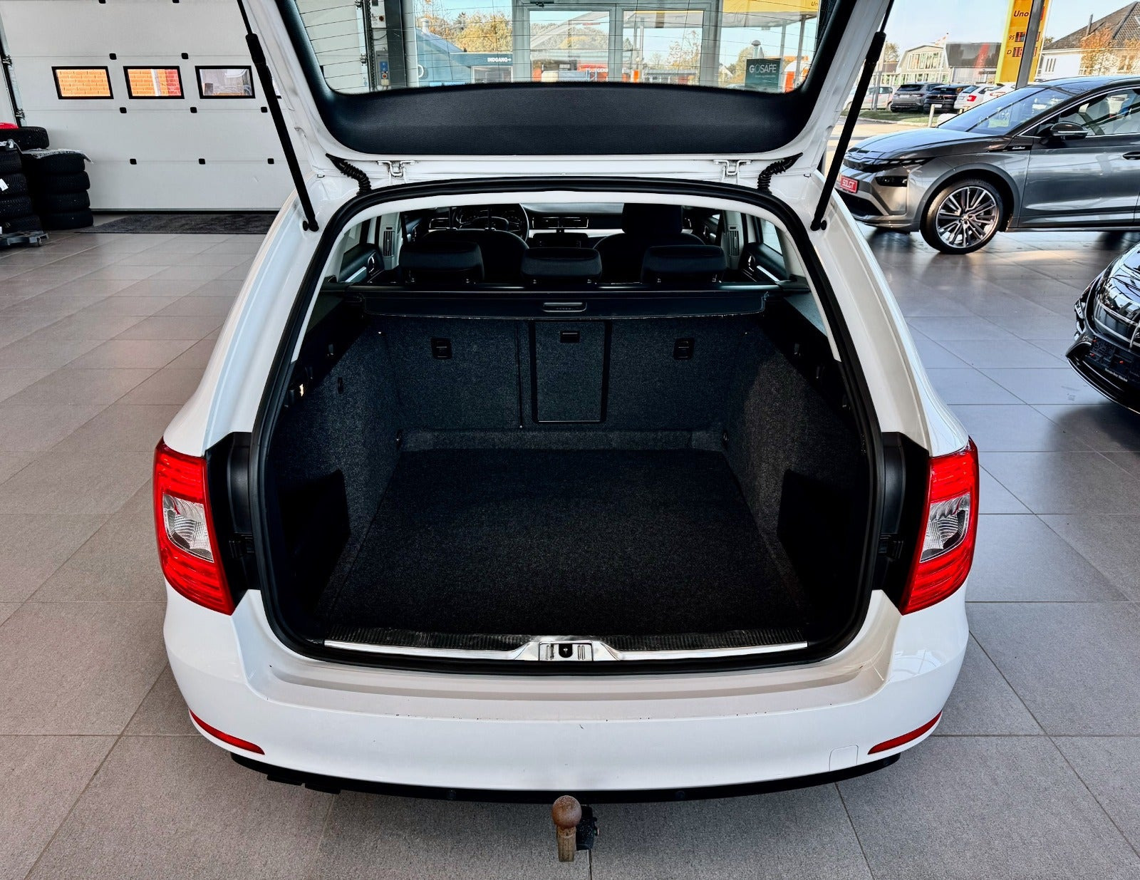 Gul Skoda Superb fra 2015