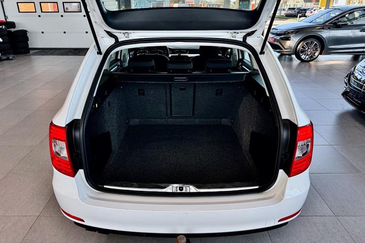 Gul Skoda Superb fra 2015