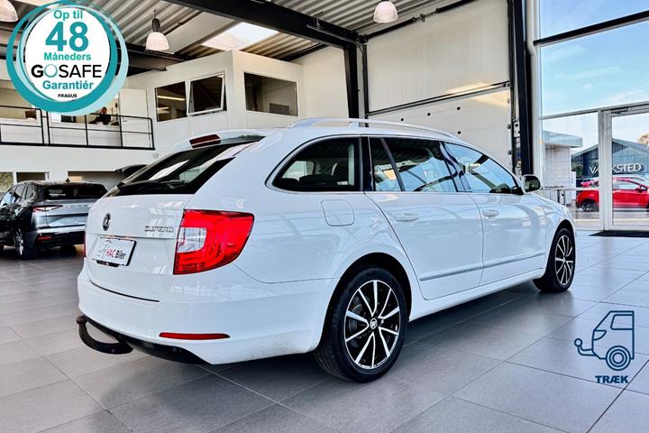 Gul Skoda Superb fra 2015