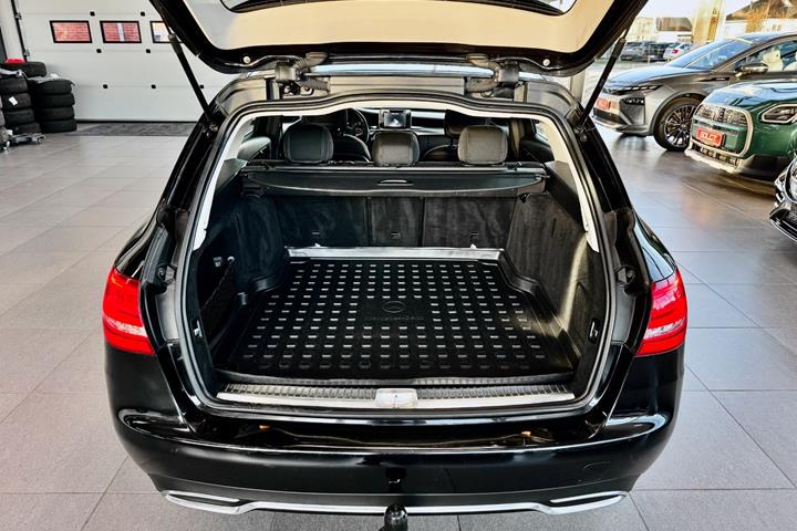 Sort Mercedes C220 fra 2015