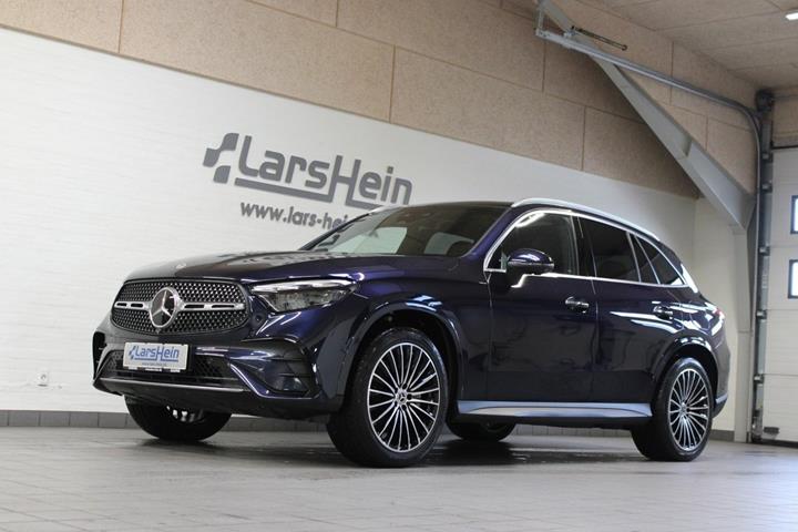 Blå Mercedes GLC300 e fra 2023