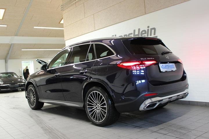 Blå Mercedes GLC300 e fra 2023