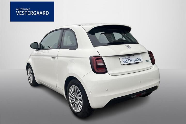 Hvid Fiat 500e fra 2024