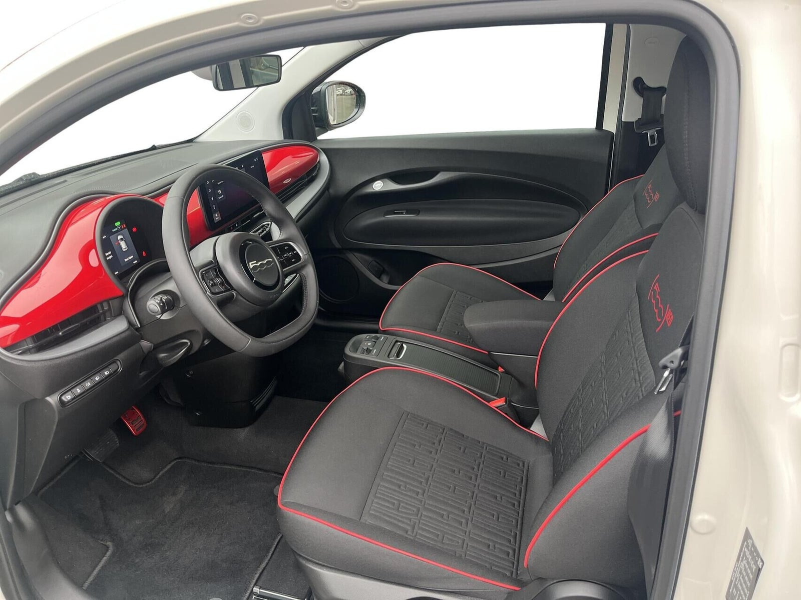 Hvid Fiat 500e fra 2024