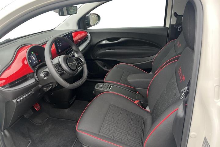 Hvid Fiat 500e fra 2024