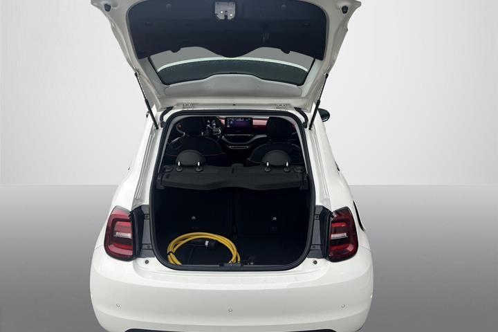 Hvid Fiat 500e fra 2024