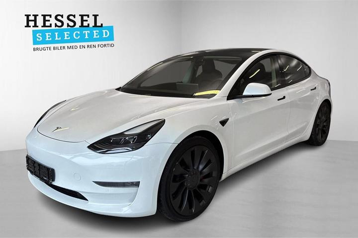 Hvid Tesla Model 3 fra 2021 set udefra