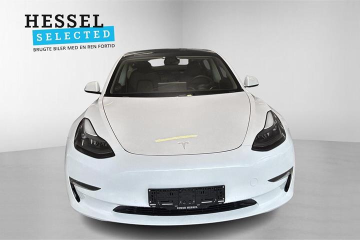 Hvid Tesla Model 3 fra 2021