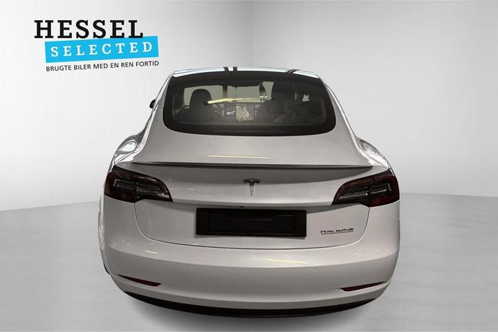 Hvid Tesla Model 3 fra 2021