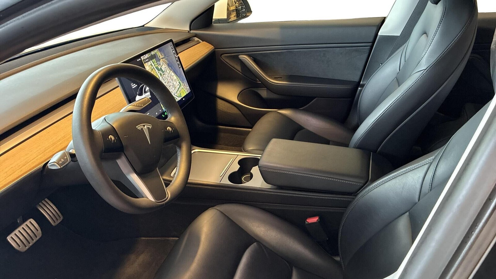 Hvid Tesla Model 3 fra 2021