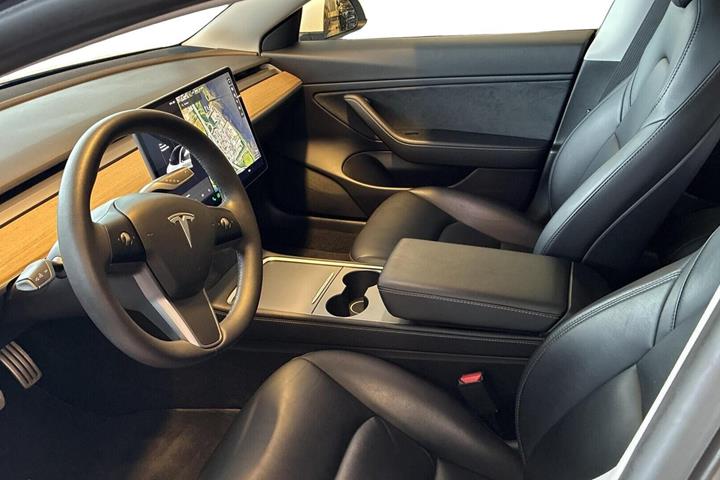Hvid Tesla Model 3 fra 2021