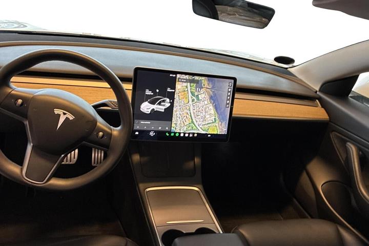 Hvid Tesla Model 3 fra 2021