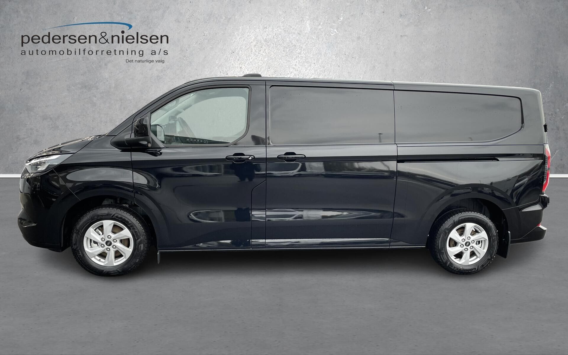 Sort Ford E-Transit Custom fra 2026