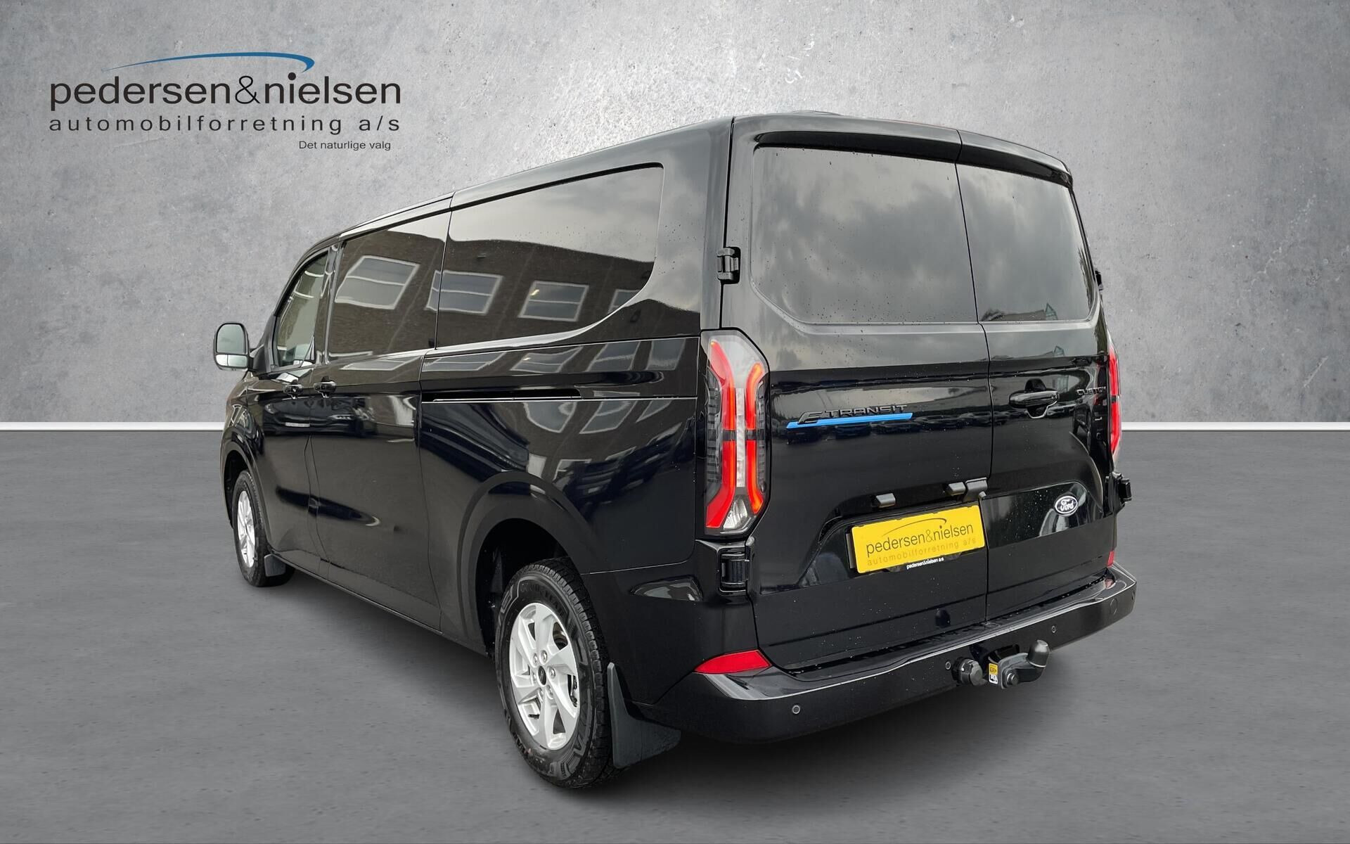 Sort Ford E-Transit Custom fra 2026