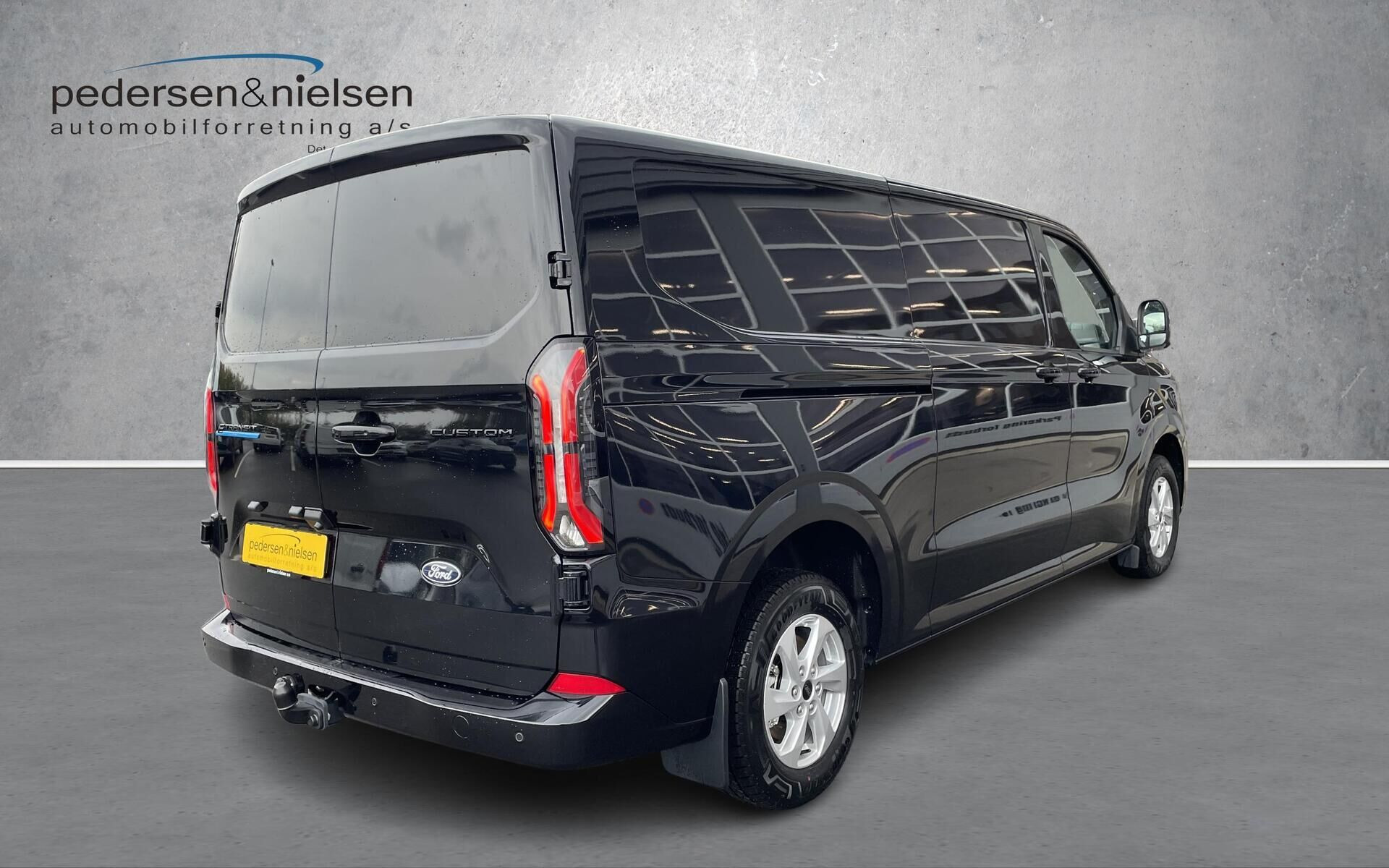 Sort Ford E-Transit Custom fra 2026