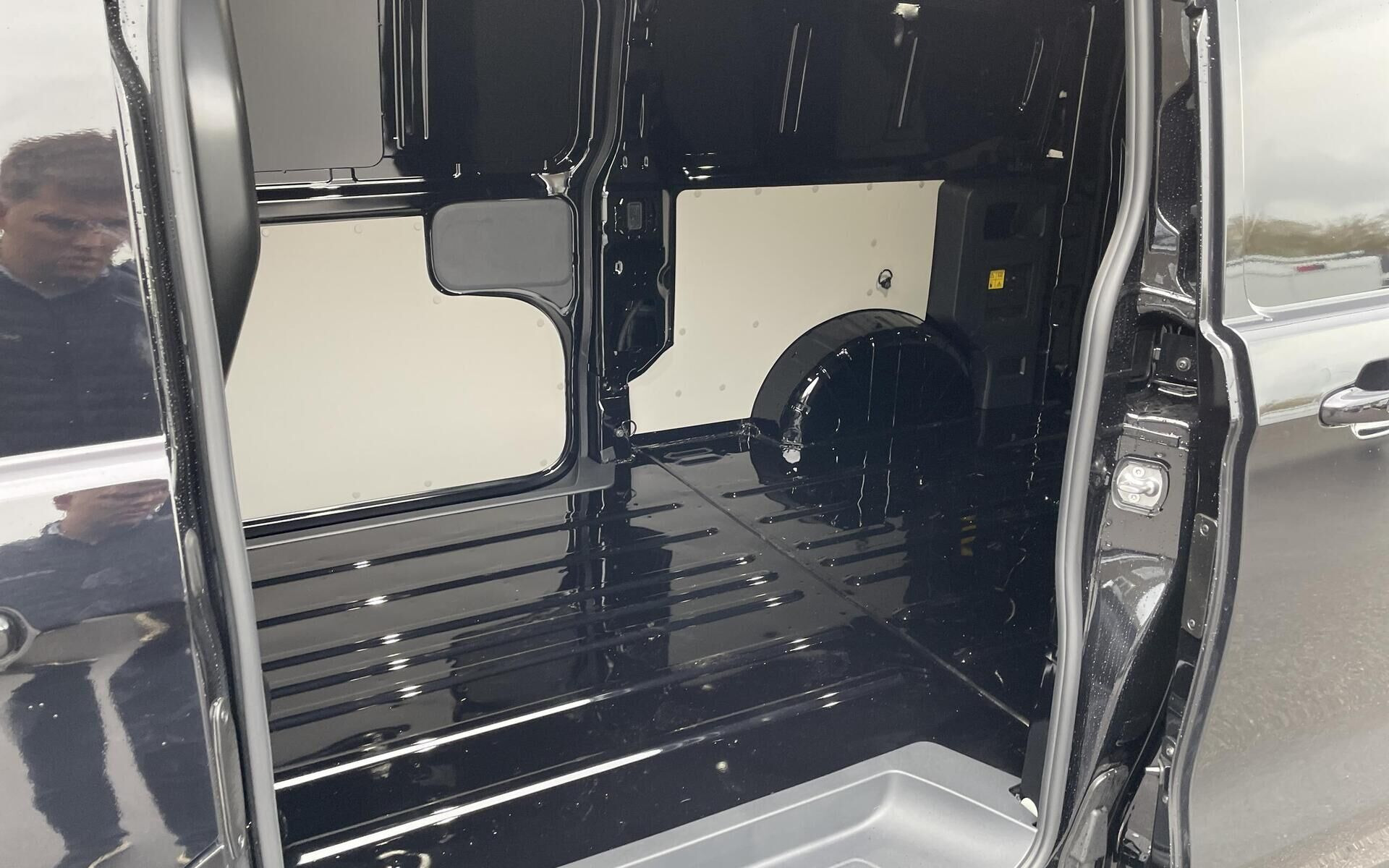 Sort Ford E-Transit Custom fra 2026