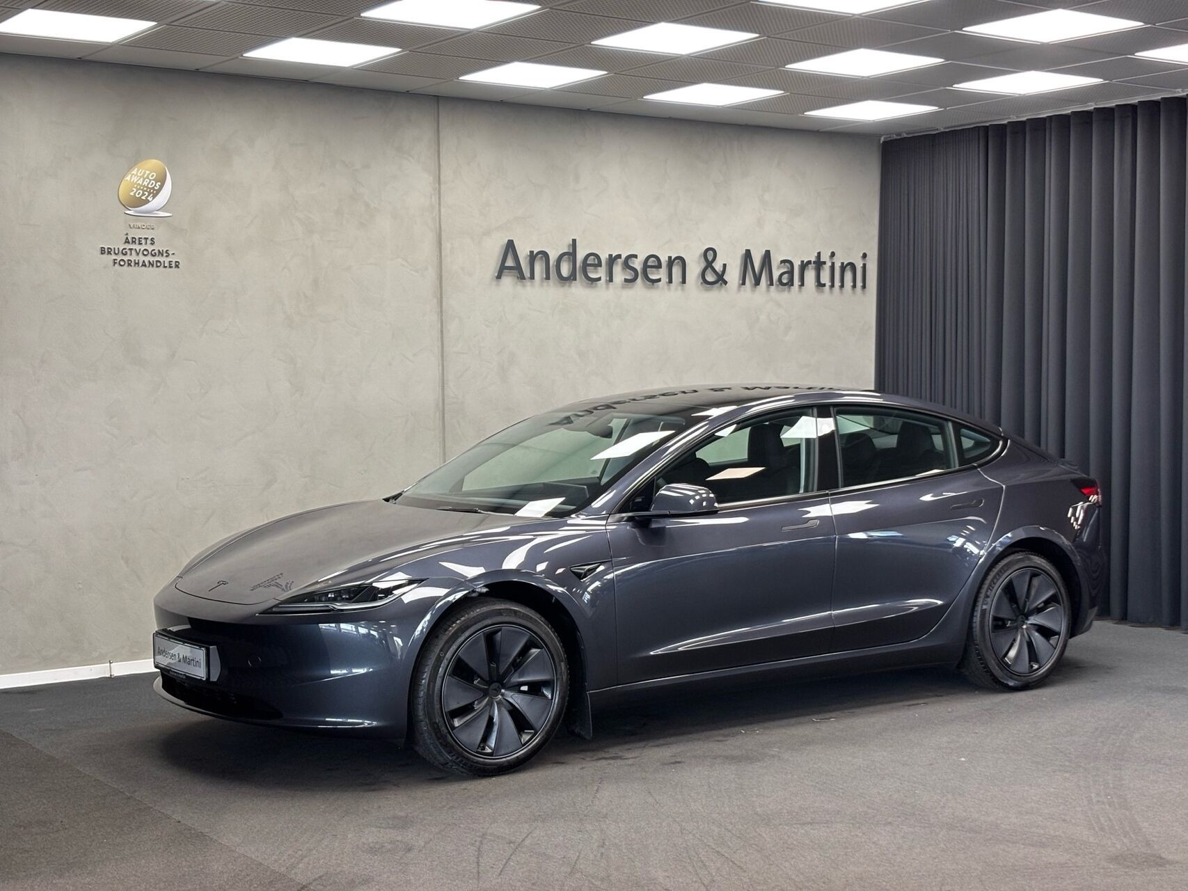 Grå Tesla Model 3 fra 2026