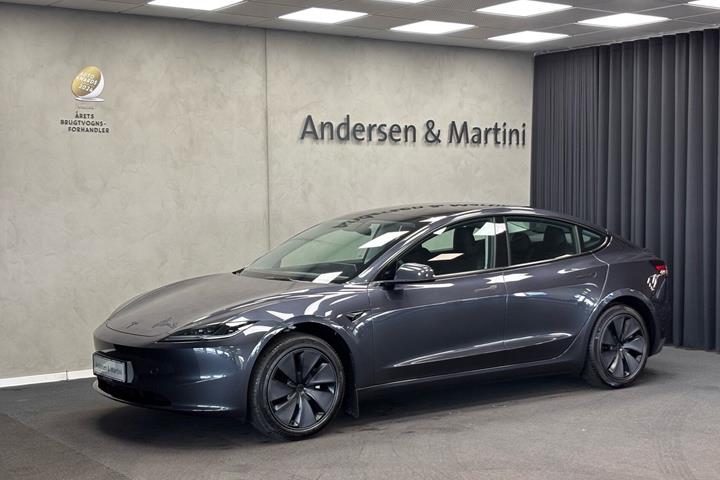 Grå Tesla Model 3 fra 2026