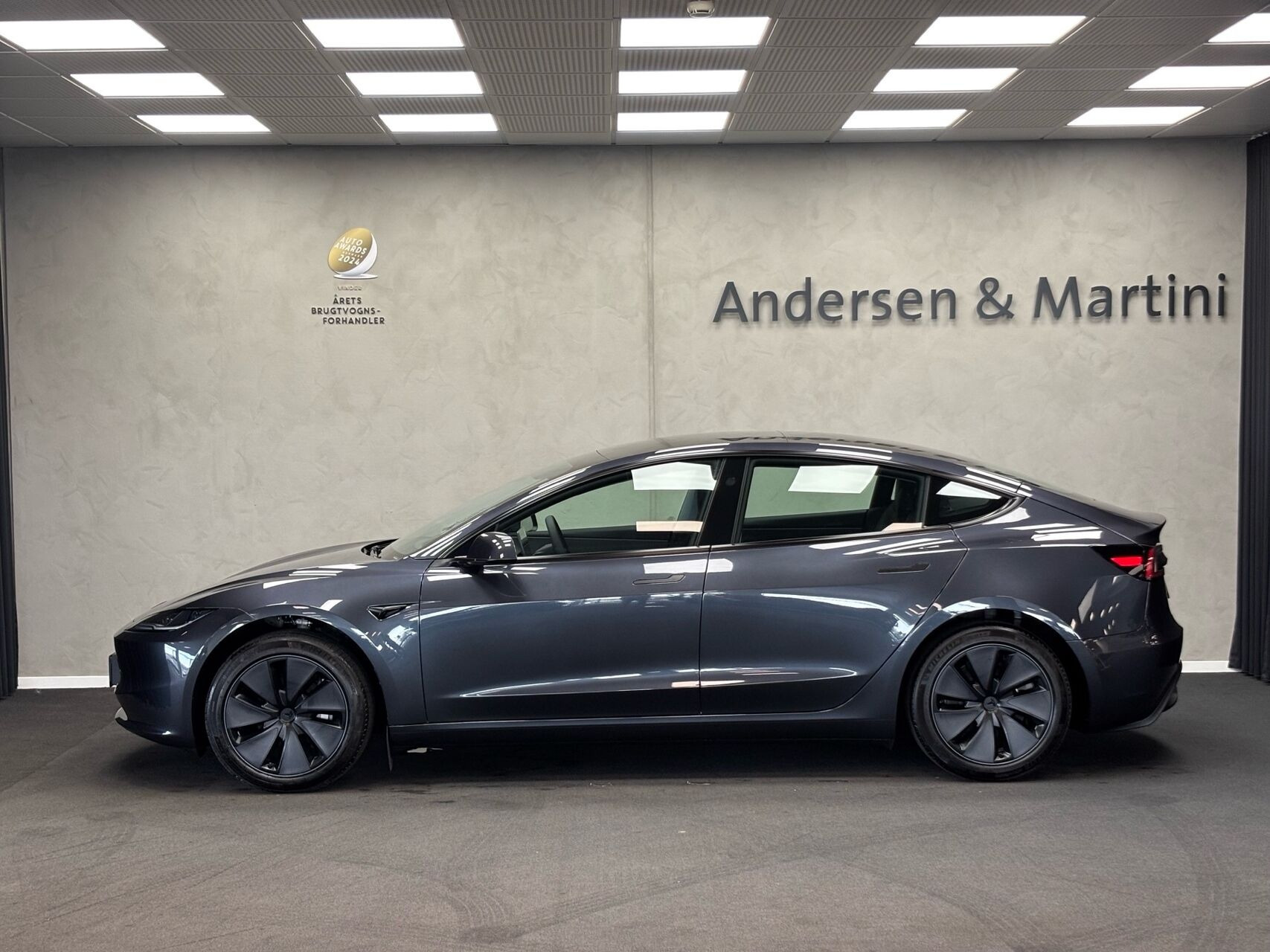 Grå Tesla Model 3 fra 2026