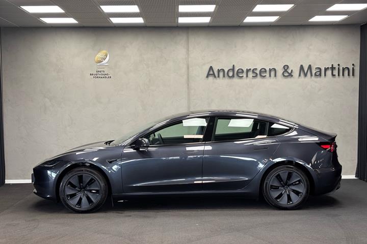 Grå Tesla Model 3 fra 2026