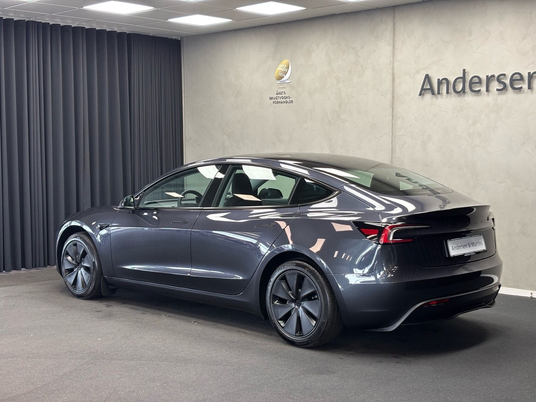 Grå Tesla Model 3 fra 2026