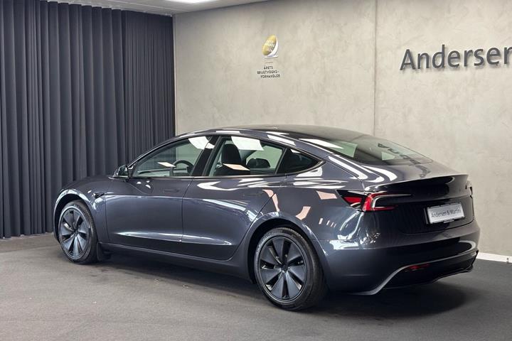 Grå Tesla Model 3 fra 2026