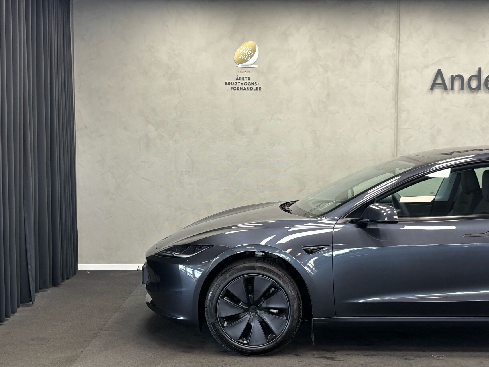 Grå Tesla Model 3 fra 2026