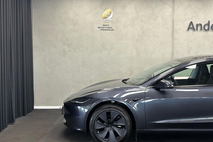 Grå Tesla Model 3 fra 2026