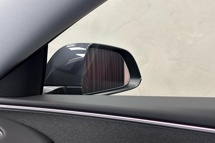 Grå Tesla Model 3 fra 2026