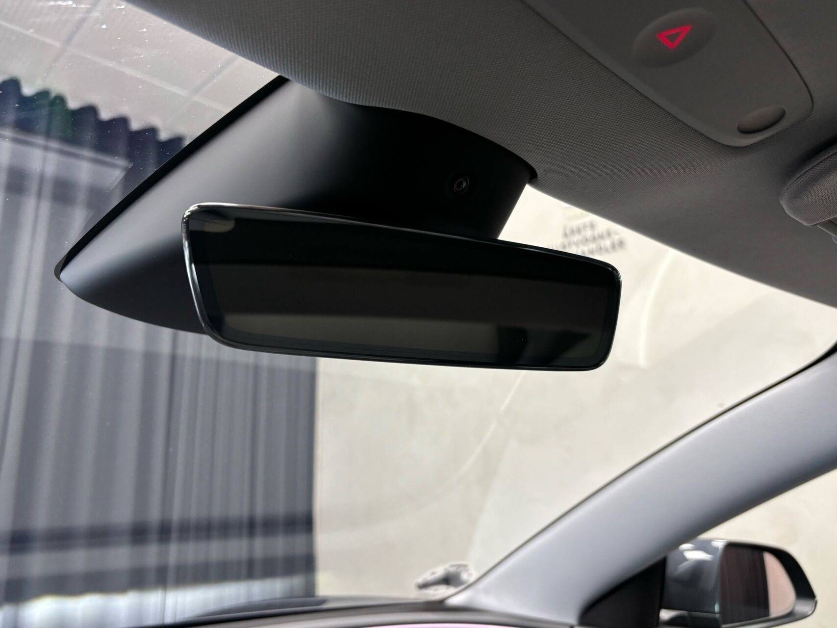 Grå Tesla Model 3 fra 2026
