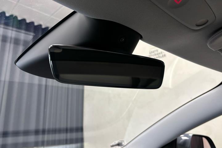 Grå Tesla Model 3 fra 2026