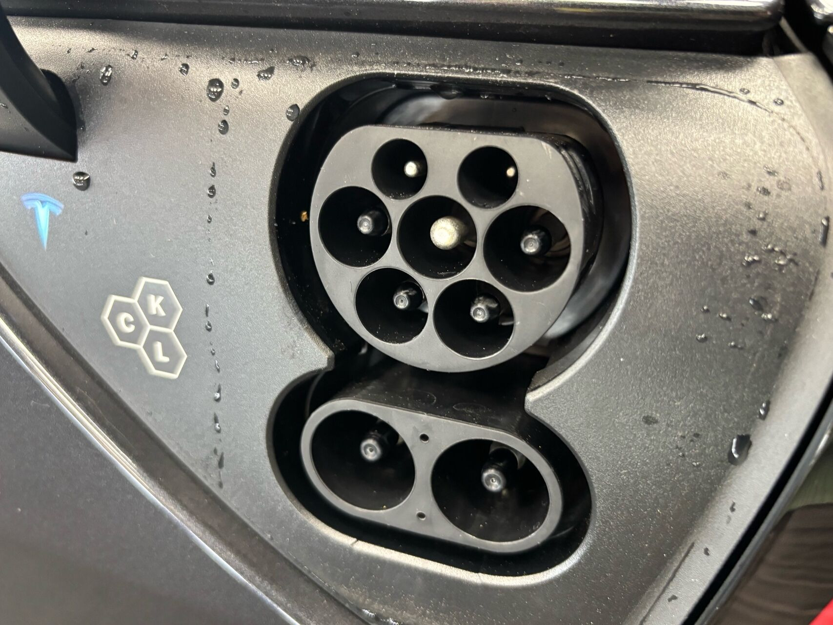Grå Tesla Model 3 fra 2026