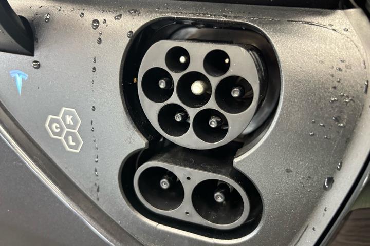 Grå Tesla Model 3 fra 2026
