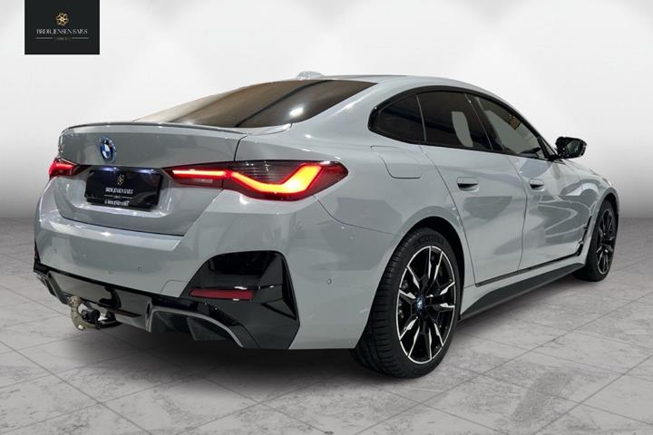 Grå BMW i4 fra 2023