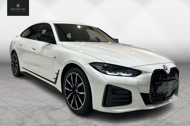 Hvid BMW i4 fra 2023 set udefra