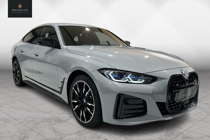 Grå BMW i4 fra 2023 set udefra