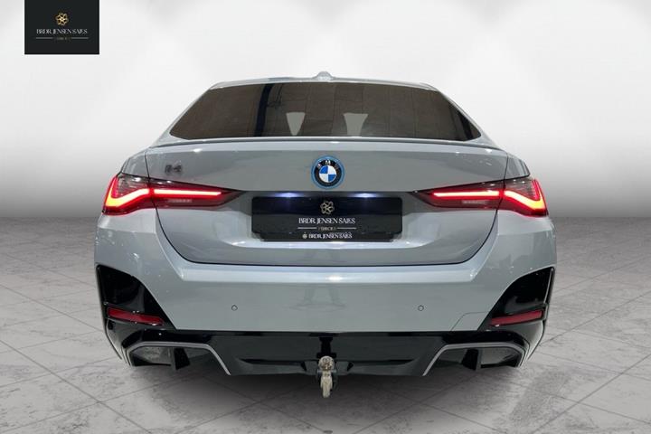 Grå BMW i4 fra 2023