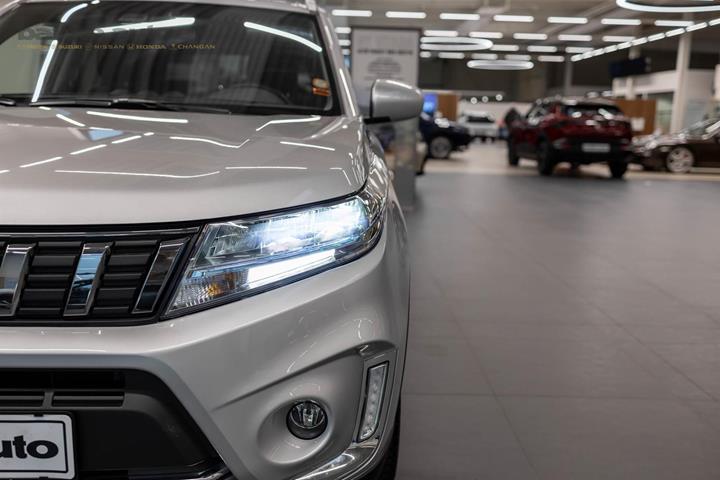 Sølv Suzuki Vitara fra 2022