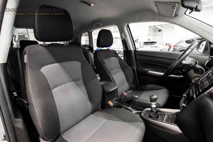 Sølv Suzuki Vitara fra 2022