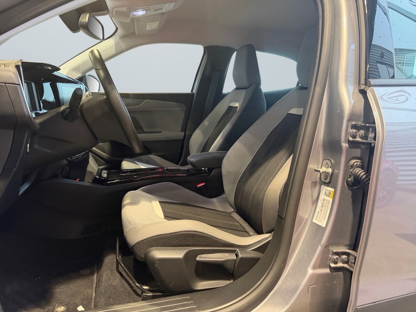 Grå Opel Mokka-e fra 2024