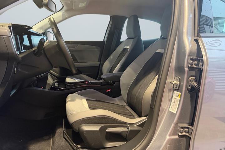 Grå Opel Mokka-e fra 2024