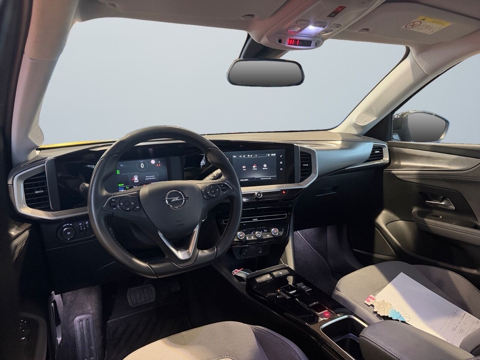 Grå Opel Mokka-e fra 2024