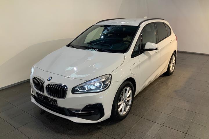 Hvid BMW 225xe fra 2019 set udefra